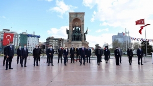 23 Nisan'ın 100'ncü Yıldönümünde Anıta Çelenk