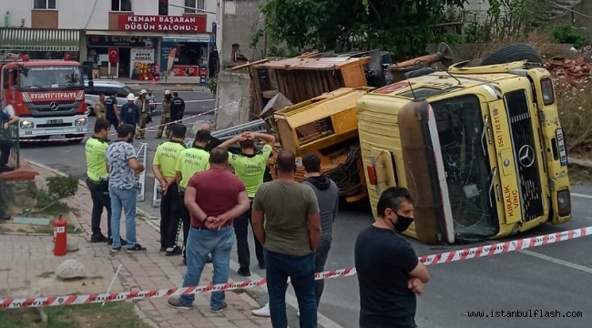 Eleketrik Direklerini taşıyan Vinç Kamyon devrildi