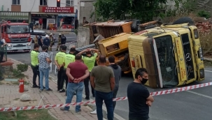 Eleketrik Direklerini taşıyan Vinç Kamyon devrildi