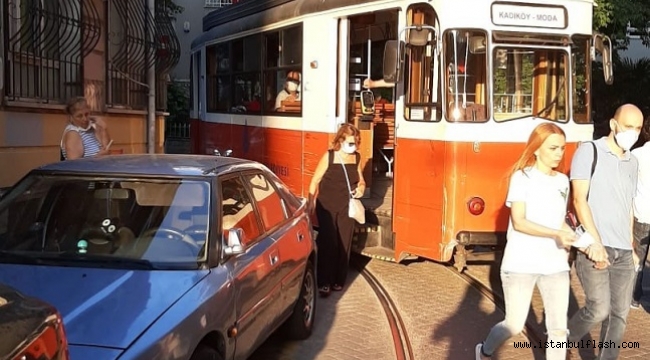 Tramvay yoluna park edilen araçlar seferleri geciktiriyor 