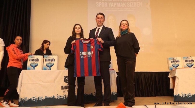 BANDIRMA BELEDİYESİ'NDEN ÖĞRENCİLERE FORMA DESTEĞİ