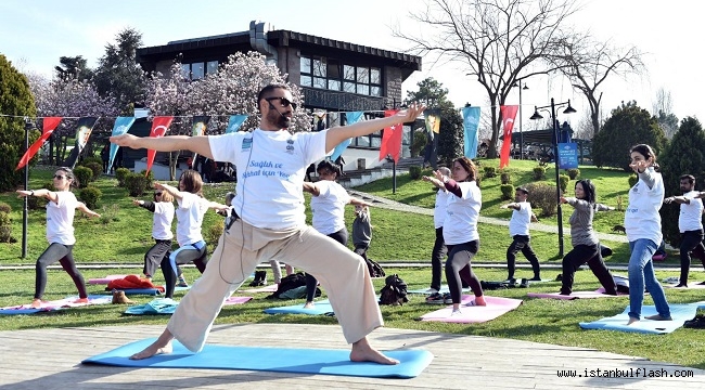 BEŞİKTAŞ'TA ULUSLARARASI MUTLULUK GÜNÜ'NDE YOGA VE MEDİTASYON ETKİNLİĞİ DÜZENLENDİ!