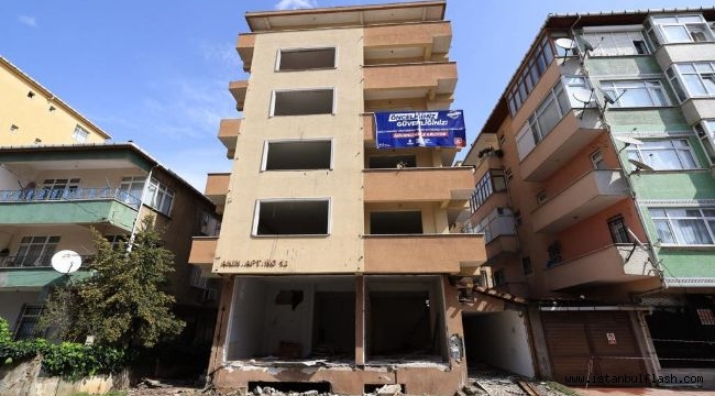 DEPREM GÜVENLİĞİ SIFIR OLAN KARTAL'DAKİ AKIN APARTMANI YIKILDI