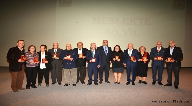 İZDO'DAN MESLEKTAŞLARINA PLAKET