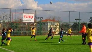 KANLICA'DA GÜLEN TARAF RÜZGARLIBAHÇESPOR KIZLARI OLDU 2-1