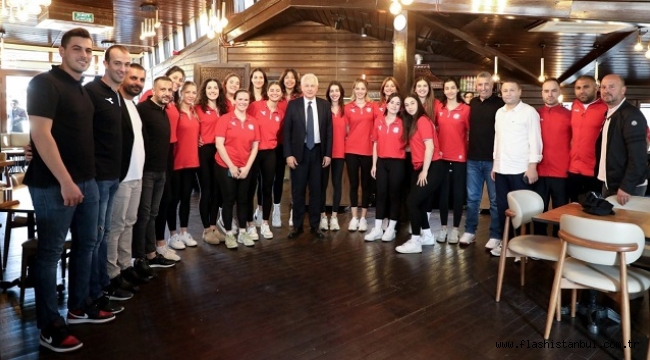 BAŞKAN KÖSELER ŞAMPİYON KIZ VOLEYBOL TAKIMINI KONUK ETTİ