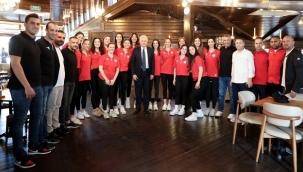 BAŞKAN KÖSELER ŞAMPİYON KIZ VOLEYBOL TAKIMINI KONUK ETTİ