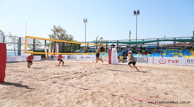 KALAMIŞ'TA PLAJ VOLEYBOLU TURNUVASI BAŞLADI