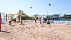 KALAMIŞ'TA PLAJ VOLEYBOLU TURNUVASI BAŞLADI