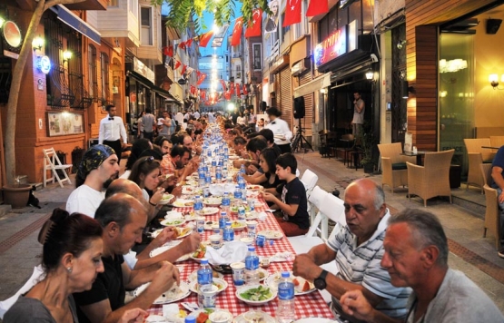 Kadıköy Tarihi Çarşıda sokak iftarı