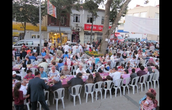 CHPnin mahalle iftarında bin kişi