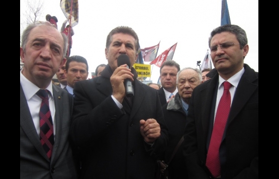 Sarıgül, Topbaşa seslendi: Kadir ağabey, yolun buralardan hiç geçmedi mi?