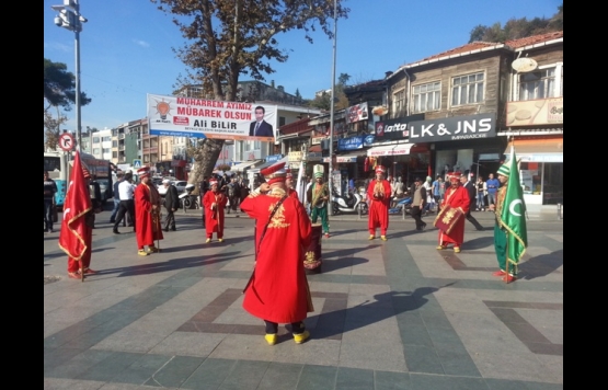 Ak Parti aday adayı Ali Bilirden 10 bin aşure