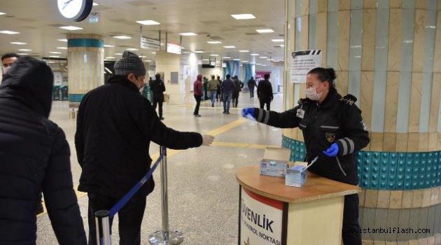 İBB, Toplu Ulaşımda Maske Dağıtmaya Başladı