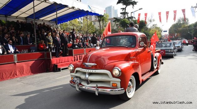 Kadıköy'de Klasik Otomobilli Resmi Geçit Töreni