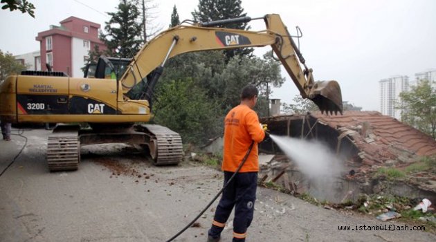 Kartal Belediyesi, Metruk Binaların Yıkımına Devam Ediyor