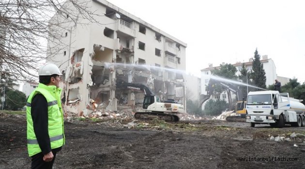 'Millet Bahçesi' için Askeri Lojmanlar'ın yıkım çalışmaları